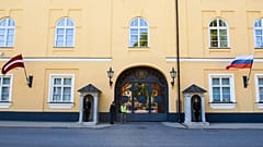 Флаги Латвии и России развеваются на Рижском замке в честь 100-летия подписания Латвийско-российского мирного договора 11 августа 2020 года