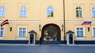 Флаги Латвии и России развеваются на Рижском замке в честь 100-летия подписания Латвийско-российского мирного договора 11 августа 2020 года