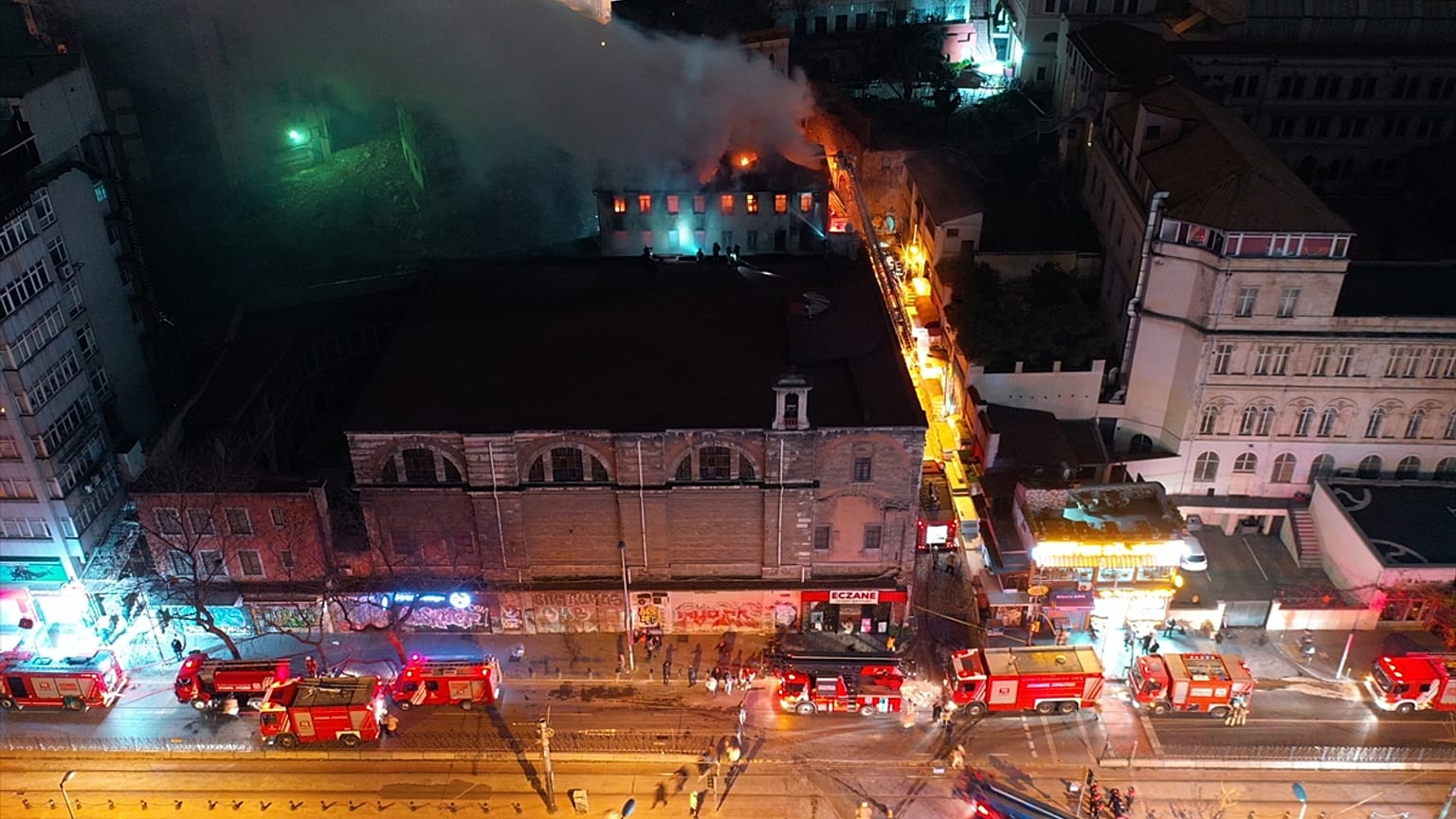 Karaköy'deki Surp Pırgiç Ermeni Katolik Kilisesi'nin lojman kısmında çıkan yangın itfaiye ekiplerince söndürülürken, hayatını kaybedenlerin sayısı ikiye yükseldi
