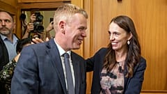 Η Τζασίντα Αρντέρν με το διάδοχό της Κρις Χόπκινς 