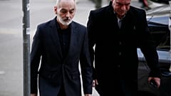 Ο πατέρας του Άλκη Καμπανού, Αριστείδης, προσέρχεται στο δικαστήριο της Θεσσαλονίκης