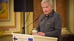 El presidente de Finlandia, Sauli Niinisto, participa en una rueda de prensa en Kiev tras su reunión oficial con el presidente Volodímir Zelenski este lunes. 