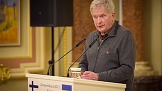 El presidente de Finlandia, Sauli Niinisto, participa en una rueda de prensa en Kiev tras su reunión oficial con el presidente Volodímir Zelenski este lunes.