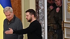 Президент Украины Владимир Зеленский (в центре) приветствует своего финского коллегу Саули Ниинистё (слева) на совместной пресс-конференции после переговоров в Киеве 
