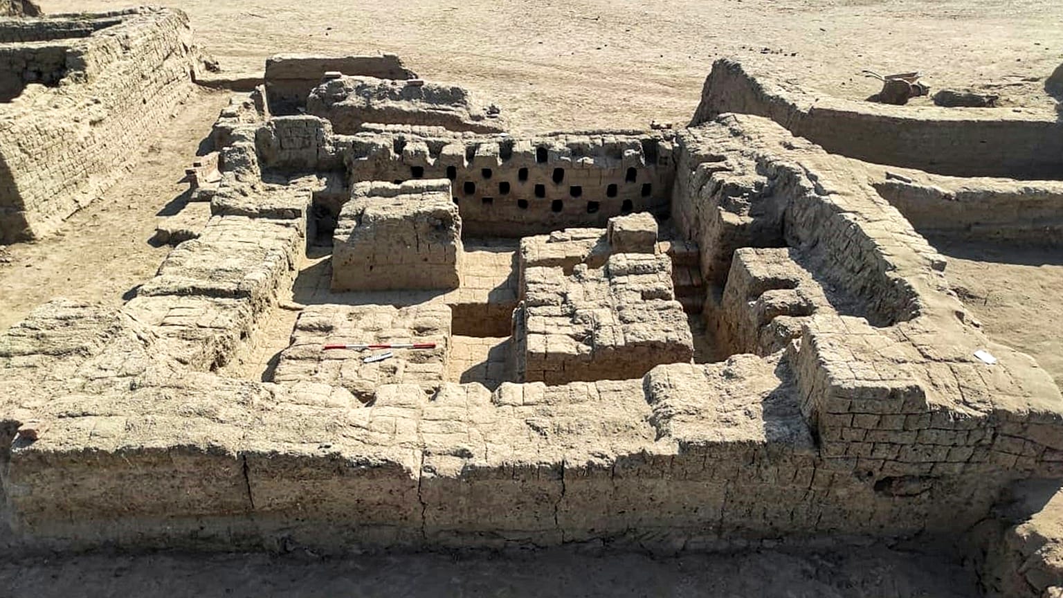 مصر تكشف عن مدينة سكنية أثرية كاملة من العصر الروماني تعود إلى القرنين الثاني والثالث بعد الميلاد، بالبر الشرقي بمحافظة الأقصر جنوب البلاد، 24 يناير 2023.