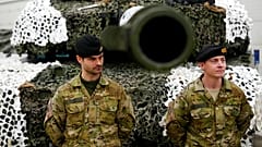 Des militaires Danois devant un char Leopard 2A7 à Tapa, Estonie, le 19 janvier 2023