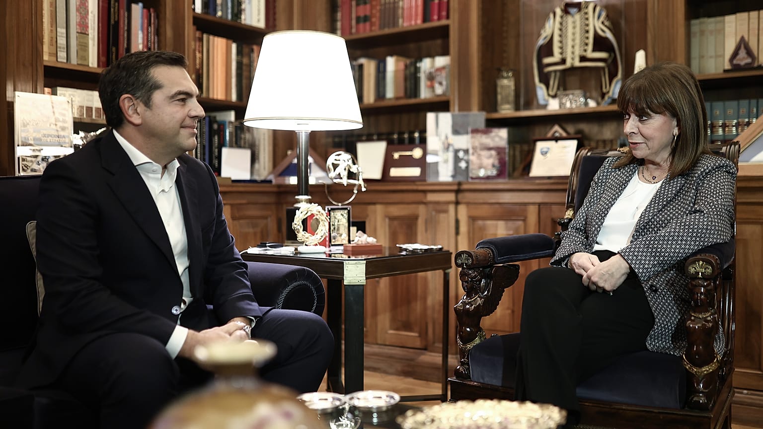 Η Πρόεδρος της Δημοκρατίας Κατερίνα Σακελλαροπούλου συνομιλεί με τον Πρόεδρο του ΣΥΡΙΖΑ-ΠΣ Αλέξη Τσίπρα, κατά τη διάρκεια της ΄συνάντησής τους στο Προεδρικό Μέγαρο