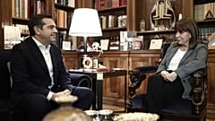 Η Πρόεδρος της Δημοκρατίας Κατερίνα Σακελλαροπούλου συνομιλεί με τον Πρόεδρο του ΣΥΡΙΖΑ-ΠΣ Αλέξη Τσίπρα, κατά τη διάρκεια της ΄συνάντησής τους στο Προεδρικό Μέγαρο