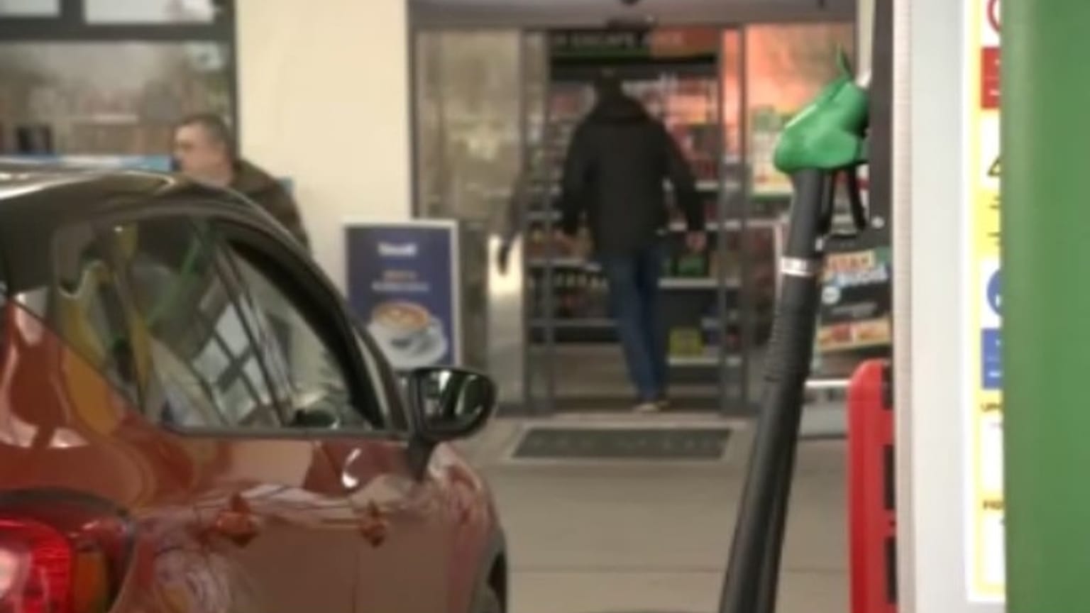 Rengeteg magyar tankol Szlovákiában Fotó: Rónay Ferenc 