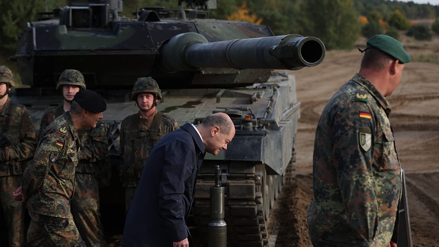 Олаф Шольц около танка "Леопард-2"