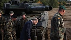Олаф Шольц около танка "Леопард-2"