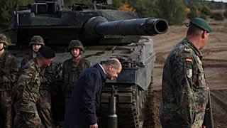 Олаф Шольц около танка "Леопард-2"