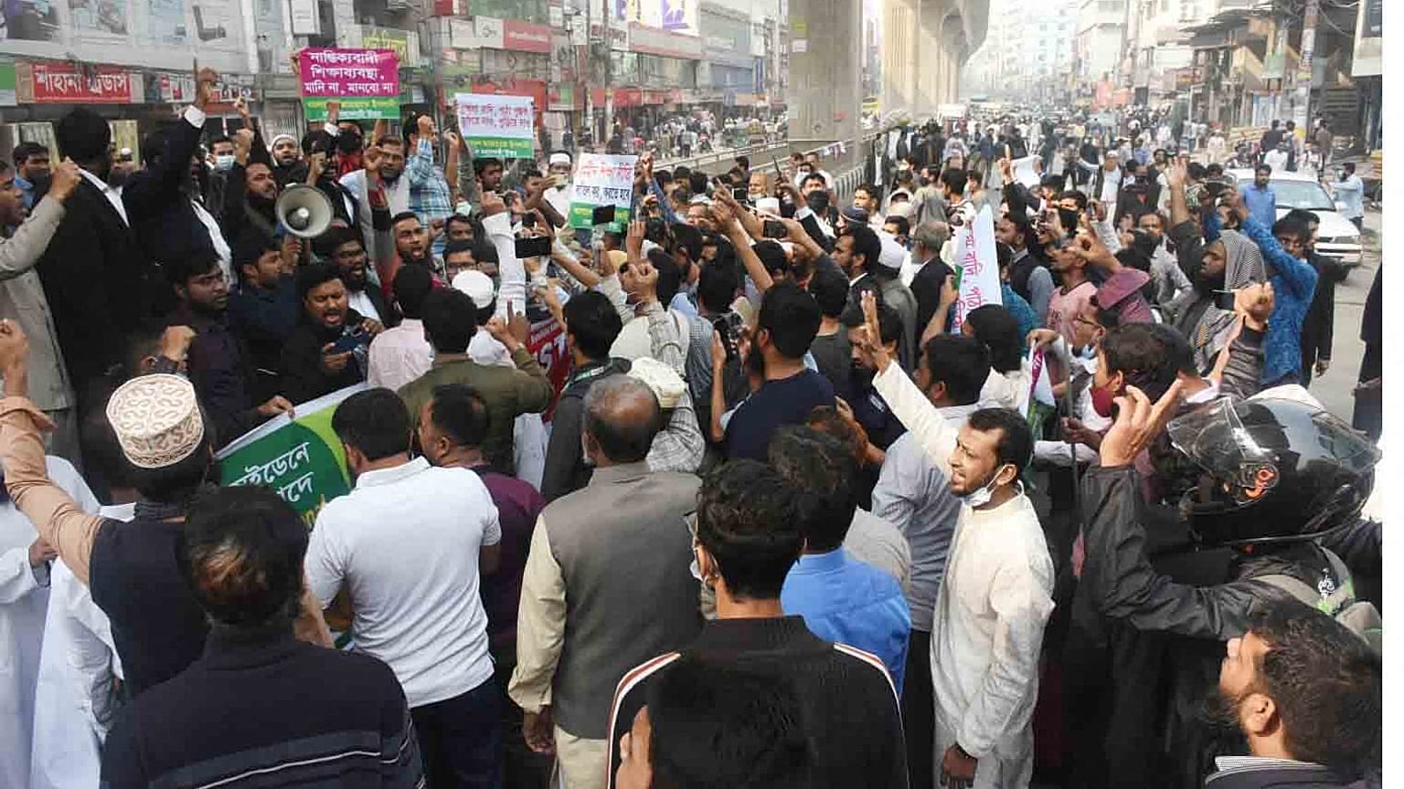 Des manifestants protestent contre la Suède au Bangladesh, le 23 janvier 2023