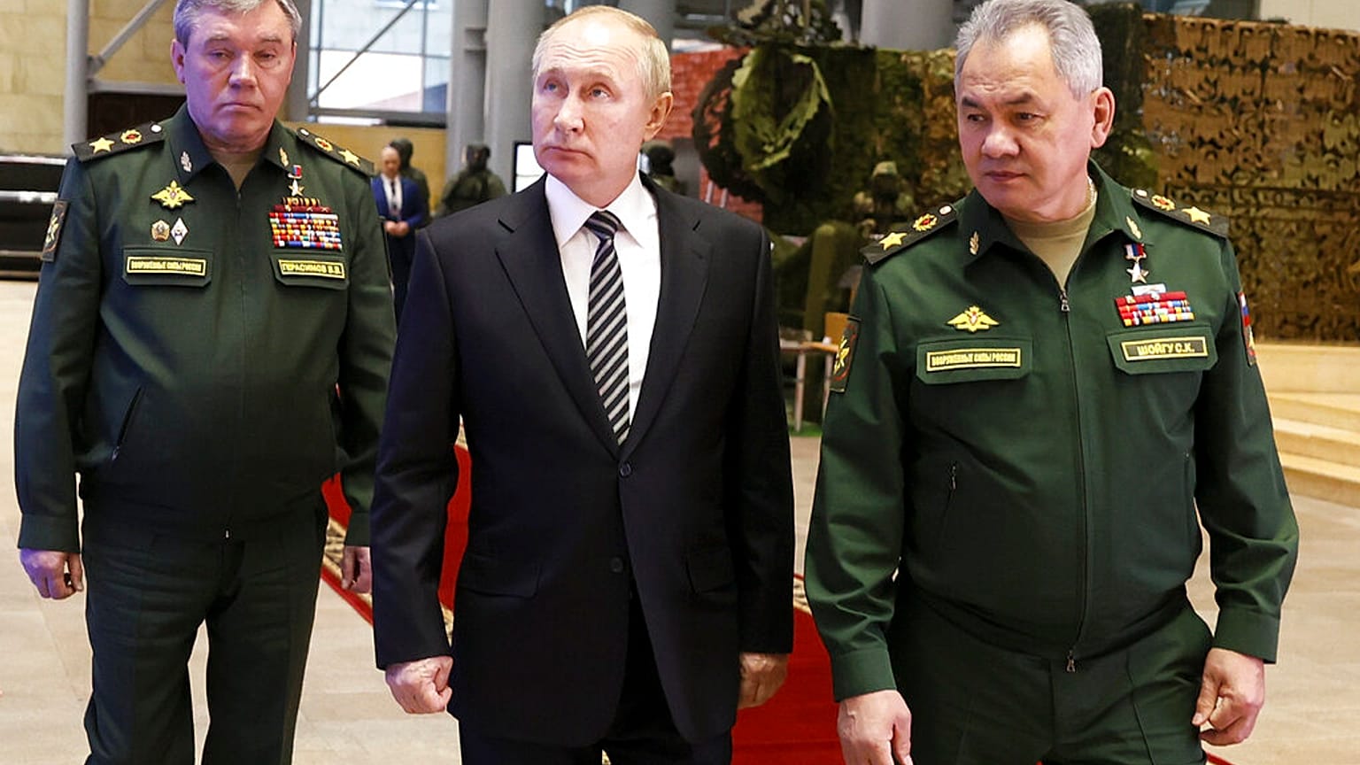 ARQUIVO - Presidente da Rússia, Vladimir Putin, com general russo Valery Gerasimov e o ministro da Defesa Sergei Shoigu 