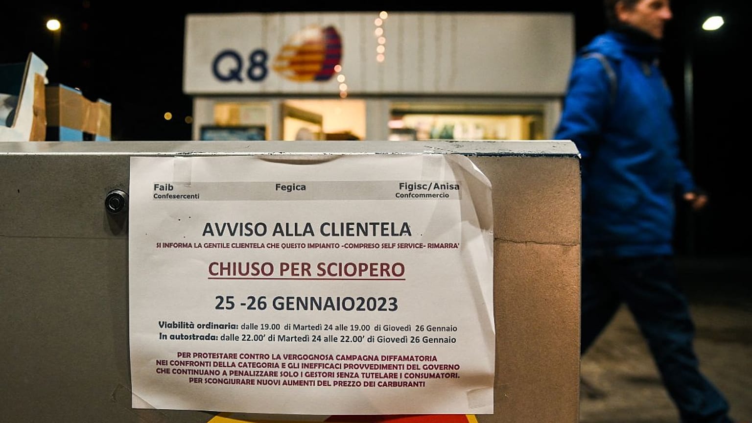 Január 25-26-án sztrájk miatt zárva - olvasható a kiíráson egy római benzinkútnál