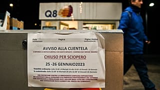 Január 25-26-án sztrájk miatt zárva - olvasható a kiíráson egy római benzinkútnál