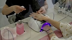 مانیکور ژلیش در آرایشگاهی در خیابان کلرکنول لندن، دوشنبه، ۱۳ ژوئیه ۲۰۲۰