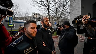 Andrew Tate wird von der Polizei abgeführt