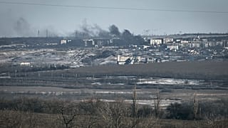 Se levanta humo tras un bombardeo en Soledar, región de Donetsk, Ucrania, miércoles 11 de enero de 2023.