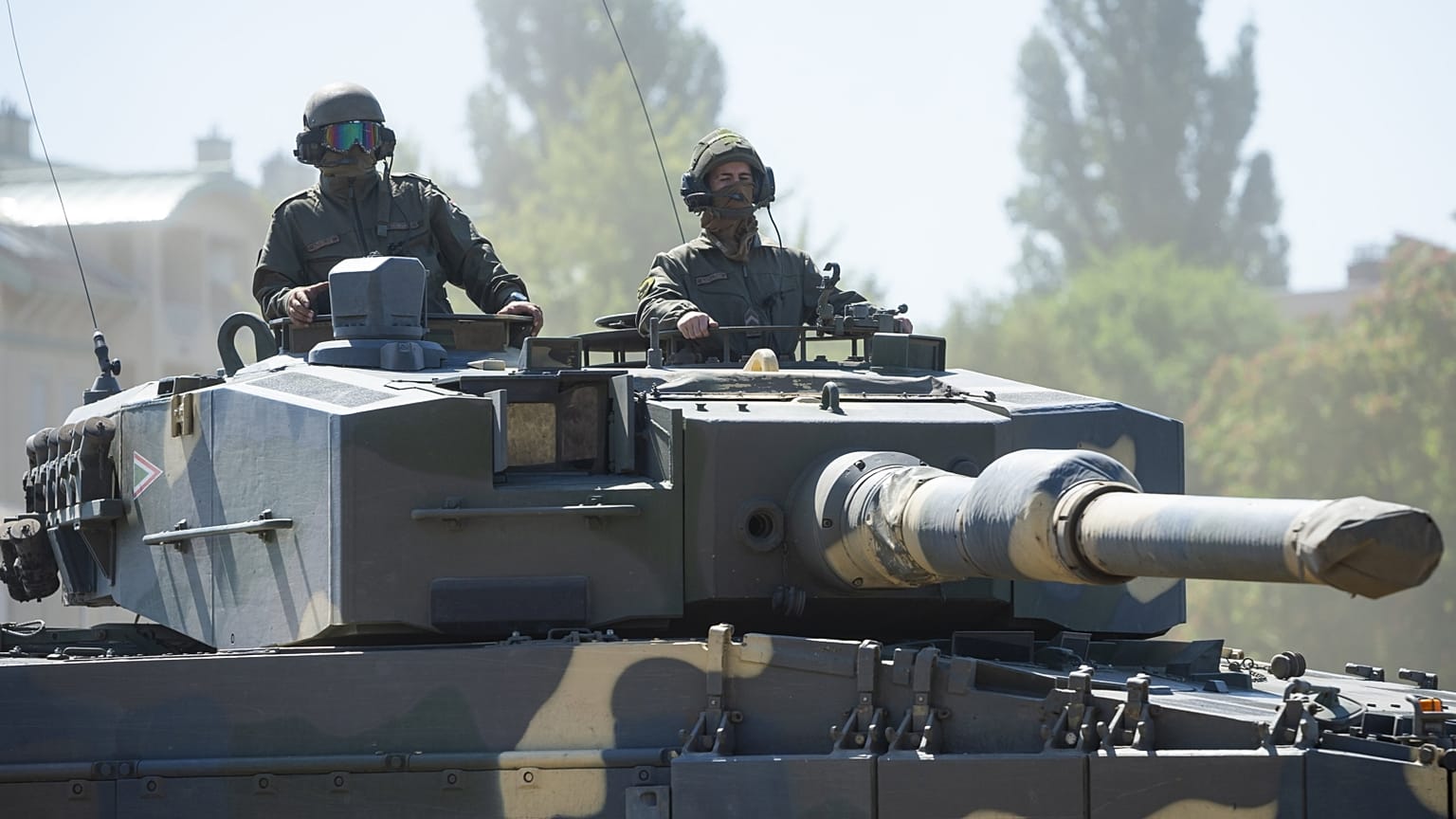 Archív fotó: Leopard 2A4 típusú harckocsik bemutatója a tatai laktanyában
