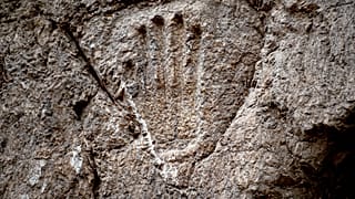 علماء آثار اسرائيليون يعثرون على نقش لكف يد على جدار حجري صخري في خندق مائي قديم خارج سور البلدة القديمة في القدس الشرقية المحتلة، 25 يناير 2023.