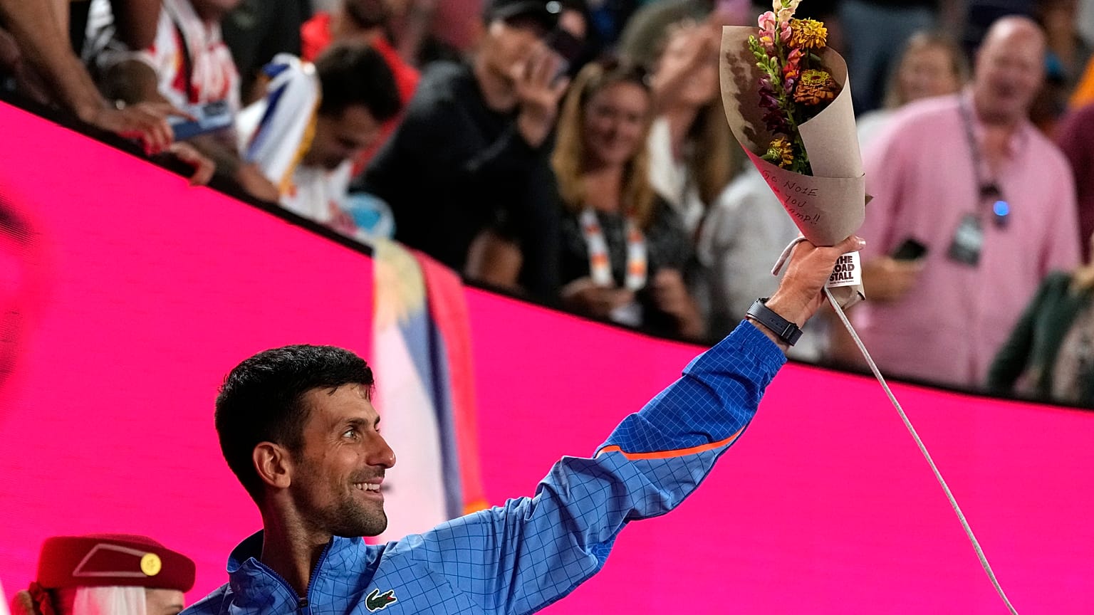 Blumen für die Mutter auf der Tribüne: Novak Djokovic hat in Melbourne alles im Griff