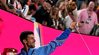 Blumen für die Mutter auf der Tribüne: Novak Djokovic hat in Melbourne alles im Griff