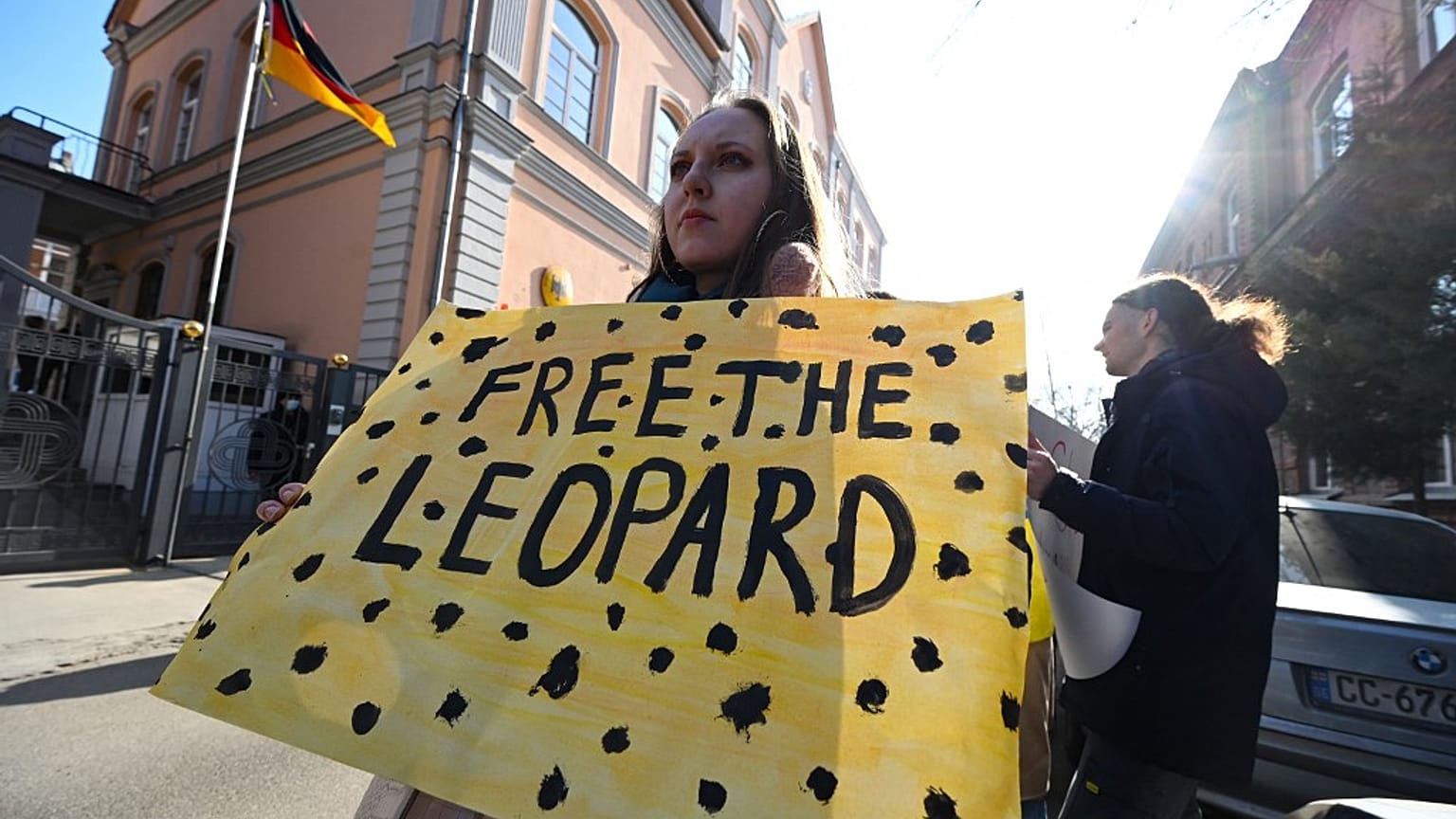 Almanya'nın Tiflis Büyükelçiliği önünde toplanan Ukraynalılar Alman yapımı Leopard tanklarının gönderilmesini talep etti