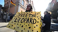 Almanya'nın Tiflis Büyükelçiliği önünde toplanan Ukraynalılar Alman yapımı Leopard tanklarının gönderilmesini talep etti