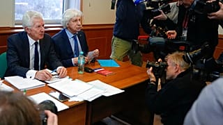 Les avocats Mikhail Biryukov et Genri Reznik avant l'audience du procès