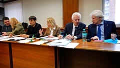 Mitglieder der Helsinki-Gruppe besprechen sich vor einer Gerichtsverhandlung