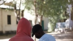 سجناء في فناء  سجن كورو تورو الخاضع لحراسة مشددة في وسط صحراء دجوراب في تشاد.