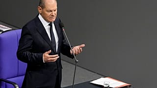 El canciller alemán Olaf Scholz habla a los legisladores en el Parlamento alemán Bundestag en Berlín, miércoles, 25 de enero de 2023.