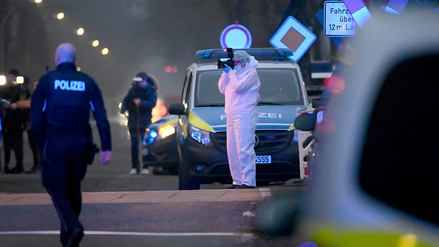 La policía y los equipos forenses intervienen cerca de la estación de Brokstedt, en Brockstedt, Alemania, el 25 de enero de 2023.