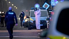 La policía y los equipos forenses intervienen cerca de la estación de Brokstedt, en Brockstedt, Alemania, el 25 de enero de 2023.