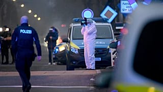 La policía y los equipos forenses intervienen cerca de la estación de Brokstedt, en Brockstedt, Alemania, el 25 de enero de 2023.