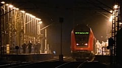 Поезд, в котором произошло нападение, на станции Брокштедт ( север Германии)