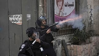 الشرطة الإسرائيلية تطلق النار خلال الاشتباكات التي أعقبت هدم منزل عائلة الشاب الفلسطيني عدي التميمي في قرية عناتا بالضفة الغربية المحتلة.