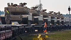 Litvanya'nın başkenti Vilnius'a 50 km mesafedeki Pabrade tren istasyonuna getirilen Amerikan yapımı Abrams tankları