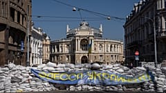 Укрепления вблизи Одесского национального академического театра оперы и балета.