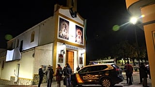 La police sécurise la zone où un homme a été tué à Algesiras, dans le sud de l'Espagne, le 25 janvier 2023.