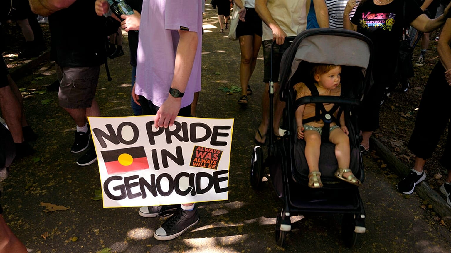 Un cartel reza: ningún orgullo en el genocidio, en una protesta en Sidney, Australia 26/1/2023 