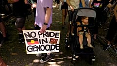 Un cartel reza: ningún orgullo en el genocidio, en una protesta en Sidney, Australia 26/1/2023 