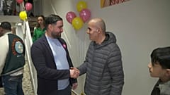 Supermarktgründer Abdelhamid Idrissi begrüßt einen Kunden
