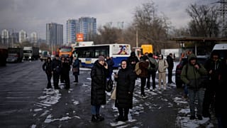Personnes bloquées devant un cordon de sécurité, non loin d'un zone touchée par un missile, le 26 janvier 2023 à Kyiv