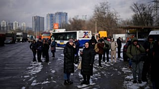 La gente espera en una calle bloqueada por la policía después de un ataque con cohetes en Kyiv, Ucrania, jueves 26 de enero de 2023.