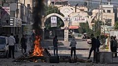 Palestinos se enfrentan a las fuerzas israelíes tras una incursión del ejército en la ciudad cisjordana de Yenín, el 26 de enero de 2023. 