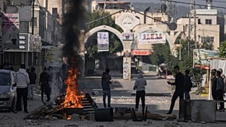 Palestinos se enfrentan a las fuerzas israelíes tras una incursión del ejército en la ciudad cisjordana de Yenín, el 26 de enero de 2023. 