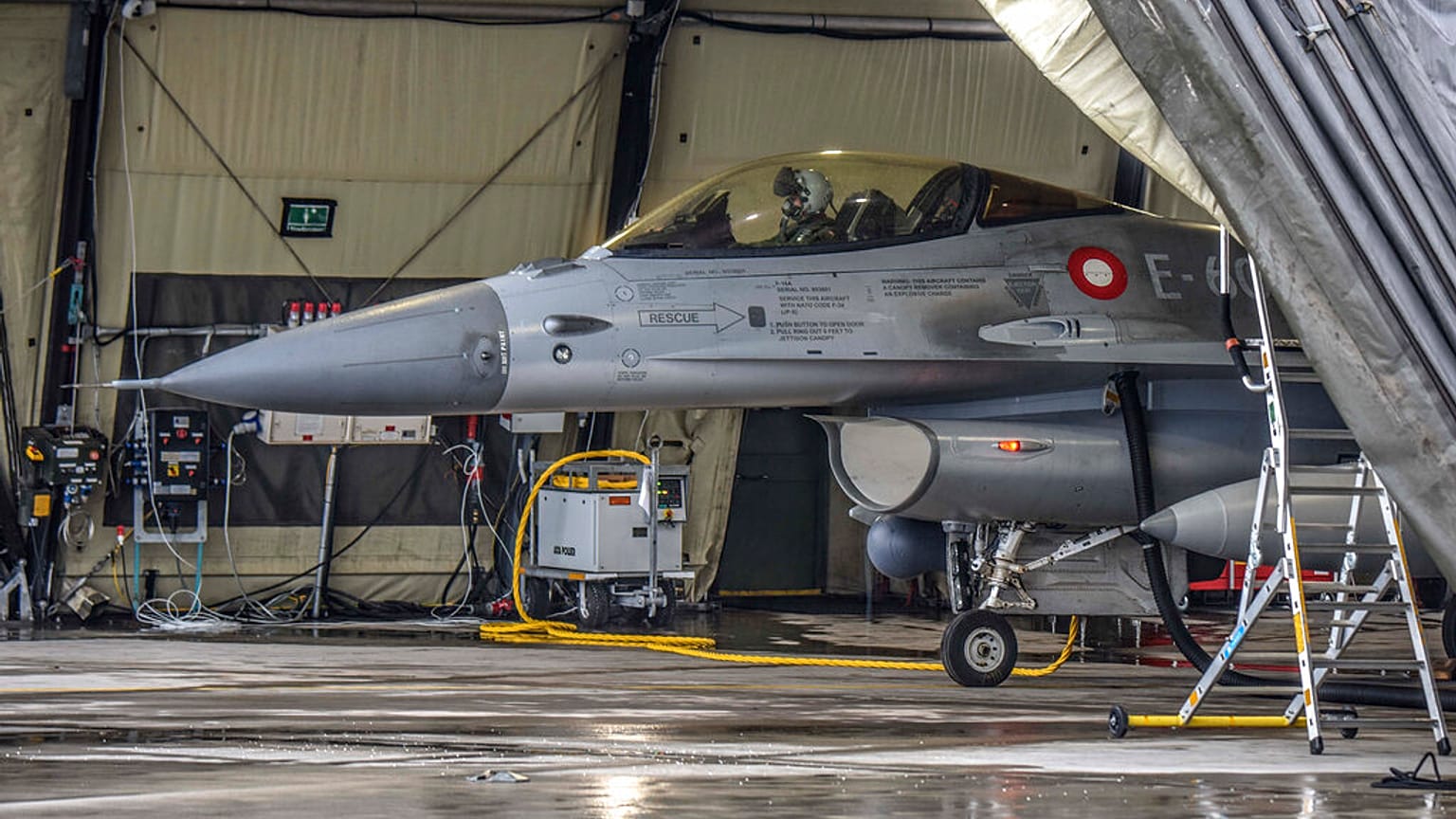 Danimarka ordusu envanterindeki bir F-16