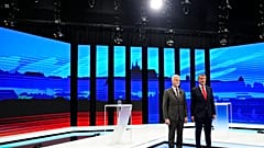 Петр Павел (слева) и Андрей Бабиш (справа) позируют перед дебатами. Прага, Чехия. 25 января 2023.